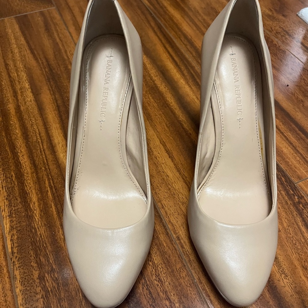 Banana Republic Women's Beige Heels